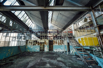 Heruntergekommene Zentraleinheit in einer ehemaligen russischen Kaserne