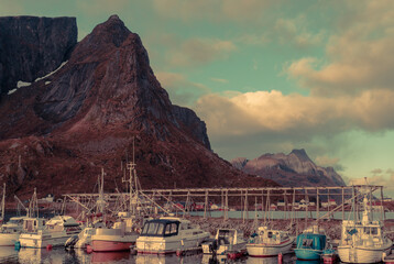 Reine, wioska rybacka na Lofotach w Norwegii, przykładowe zdjęcia - obrazy, fototapety, plakaty