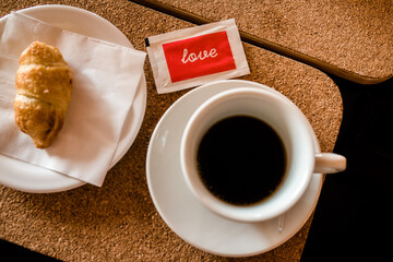 Caf&eacute; com croissant