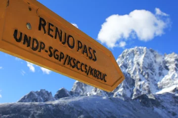 Papier Peint photo autocollant Cho Oyu Signpost with Renjo La Pass caption in Gokyo Village, Nepal Himalayas