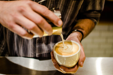 Preparando café com leite