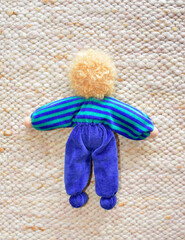 Blaue Stoffpuppe  blond, nach Art einer Waldorfpuppe Rückansicht