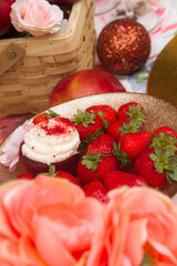 Fototapeta premium CUPCAKES AND STRAWBERRIES