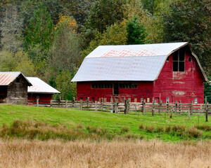 Fototapeta premium Red Barn in Fall