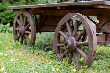 Obraz premium Cart with wooden wheels in the resort of Belokurikha