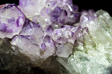 Fototapeta premium 4K Purple and white clusters of crystals 