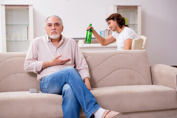 Obraz premium Man with drinking problem and the family