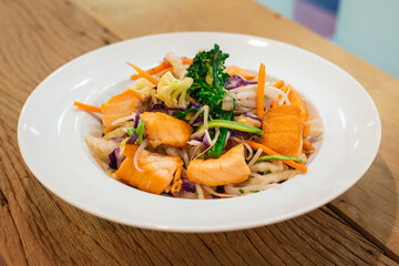 Salada de salmão com cenoura, brócolis, couve flor e repolho