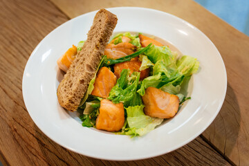Salada de salmão