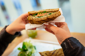 Comendo sanduíche natural