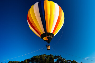日本　早朝で快晴の空に係留飛行する熱気球