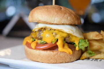 hamburguesa con cheddar y huevo