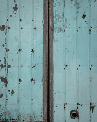 Muro de latas viejas y oxidadas