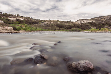 Río con rocas, paisaje con montañas