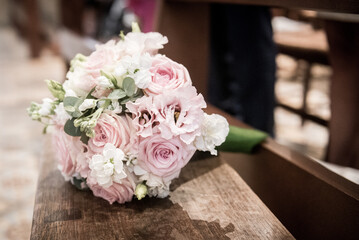 bouquet de mariée posé dans une église