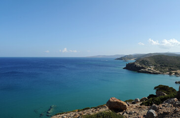 La côte du cap Sidéros et l'île d'Élassa au nord de Vaï près de Palaikastro en Crète
