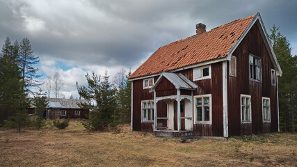 Abandoned house in northern Sweden with weathered facade - 386095330
