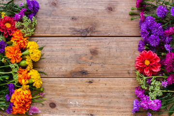カラフルな庭の花のフレーム　ガーデニングのイメージ背景