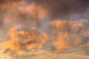 Fototapeta na wymiar Pink clouds in the evening sky