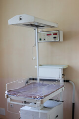 Device for heating and phototherapy of a newborn in a maternity hospital or hospital