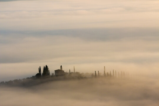 colline toscane val d'orcia con nebbia all'alba © andreafer99