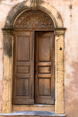 Fototapeta na wymiar Eingangstür der alten genuesischen Zitadelle in Saint-Florent, Korsika, Frankreich