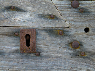 Altes rostiges Schlüsselloch an einer Holztür