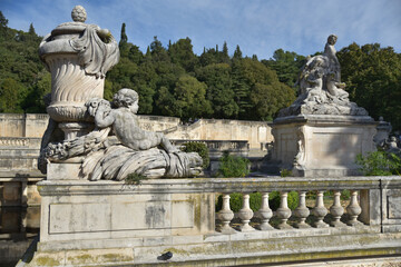 Fototapeta na wymiar Statues du jardin de la Fontaine de Nîmes, France