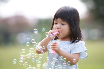 しゃぼん玉で遊ぶ女の子