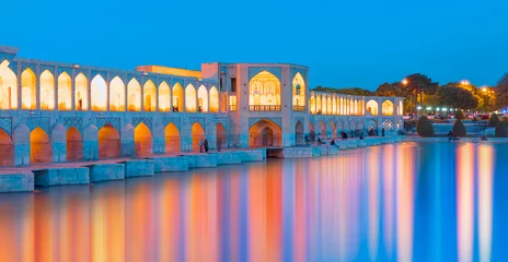 Photo sur Plexiglas Pont Khadjou People resting in the ancient Khaju Bridge at twilight blue hour - Isfahan, Iran