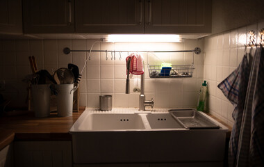 Beleuchtete Spüle in einer Küche