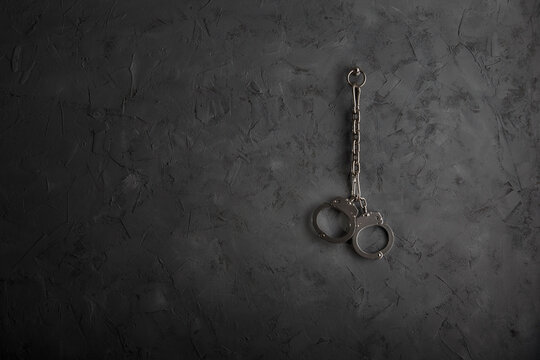 An einer Wand befestigte Handschellen