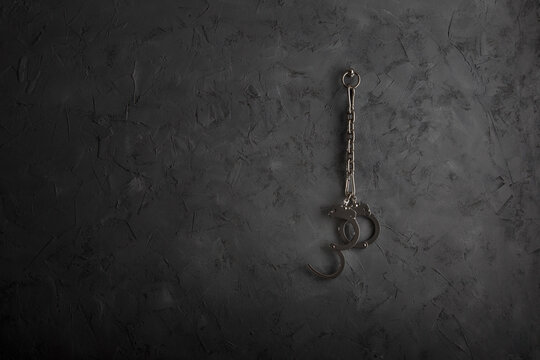 An einer Wand befestigte Handschellen