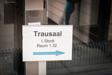 Schild und Wegweiser in deutscher Sprache für die Richtung zum Trausaal an einem Standesamt, Deutschland