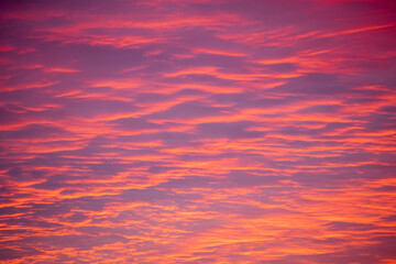 オレンジとパープルの夕焼け空