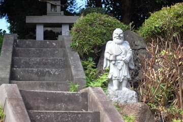 山の上のカラス天狗が仁王立ちをしてにらんでいる。