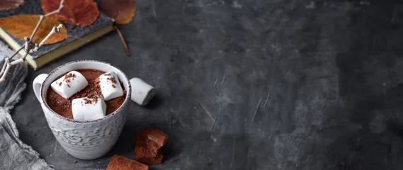 Velours gordijnen Hot chocolate and marshmallows. Hot Cocoa in a white cup. Dark background. Autumn drink concept. Copy space. © Anastasiia K.