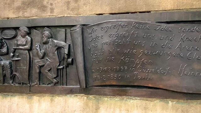 Heinrich Heine Statue im Volkspark am Weinberg in Berlin Mitte