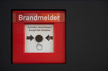 Druckknopfmelder in einer Messehalle