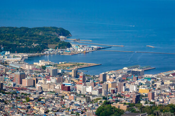 Fototapeta na wymiar 北海道・小樽市にある天狗山の山頂から見た、小樽市街地の街並みと快晴の青空