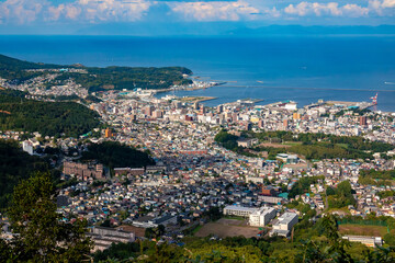 天狗山の山頂から眺めた、小樽市街地の街並みと青空が映える石狩湾