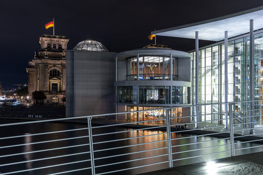 Paul-L&ouml;be-Haus bei Nacht