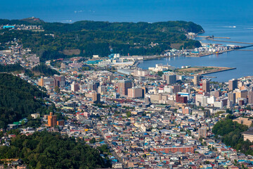 Fototapeta na wymiar 北海道・小樽市にある天狗山の山頂から見た、小樽市街地の街並みと石狩湾
