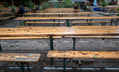 Fototapeta premium leerer Biergarten im Herbst