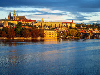 Obraz premium View on Prague Castle and Charles Bridge in the morning light on an autumn morning
