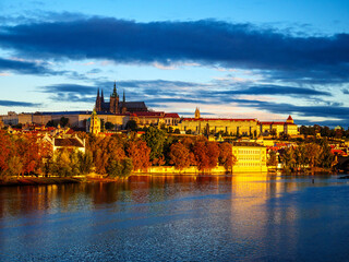 Obraz premium View on Prague Castle and Kampa Island in the morning light on an autumn morning