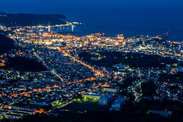 Fototapeta na wymiar 天狗山の展望台から見た、北海道三大夜景と呼ばれる小樽市街の夜景と石狩湾