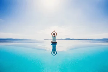 Crédence de cuisine en verre imprimé École de yoga Jeune femme pratiquant le yoga au bord de la mer. Harmonie, méditation, mode de vie sain et concept de voyage.