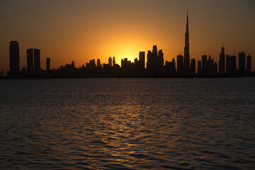 Obraz premium Dubai slyline from Dubai Creek Harbour and Dubai canal to Downtown and Business Bay, United Arab Emirates