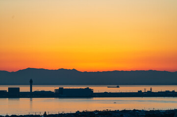 樽水本宮神社から赤く焼けた綺麗な夕焼けと中部国際空港のシルエットを望む